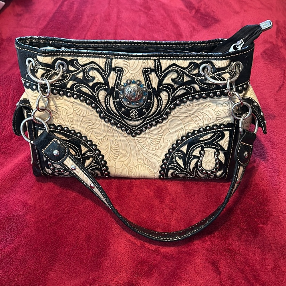 🤠 Western purse very well made, no stains, zippers work very nice condition 🤠